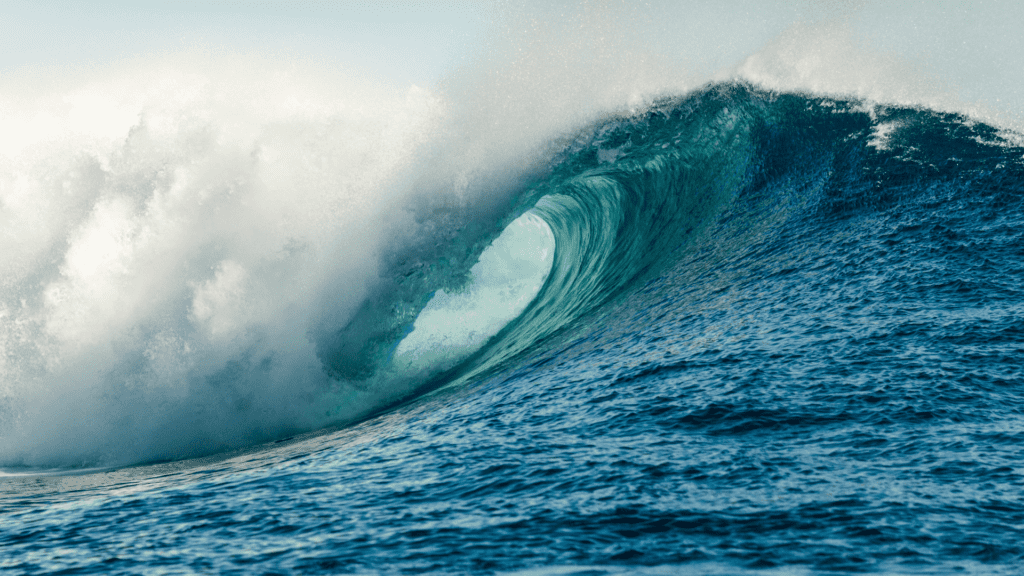 surfing Teahupo'o, Tahiti